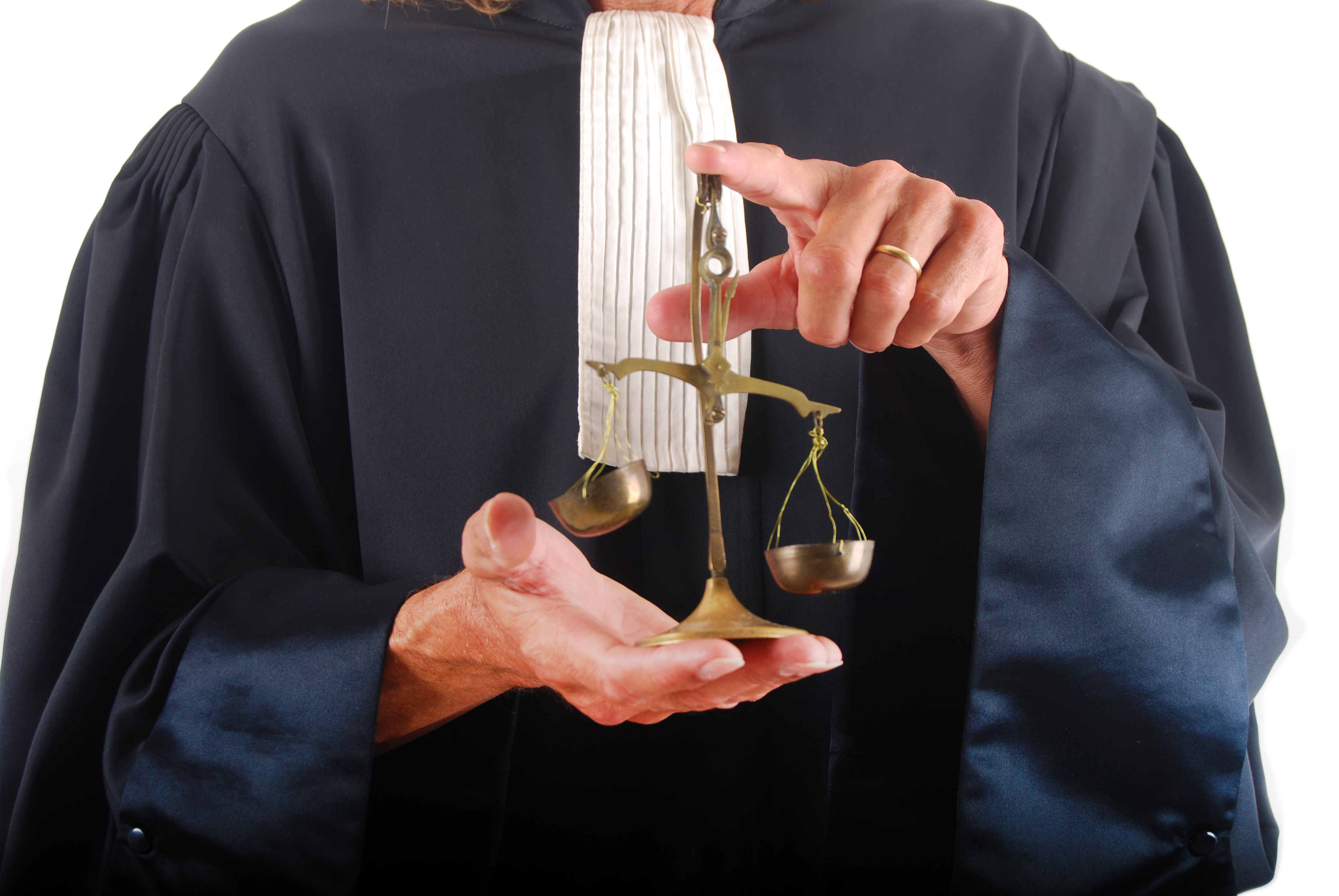 Justice – Balance symbolique tenue par un avocat