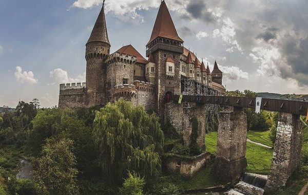 castelul-8acb1f9f364267a6e0d29cc4e32bcbc5_600x400
