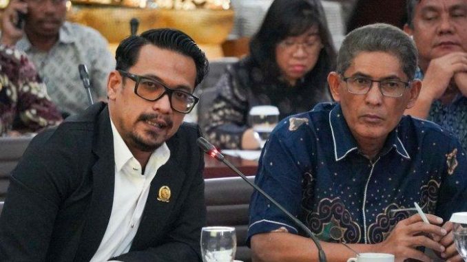 Abdus-Sabur-Wakil-Ketua-Komisi-V-DPRK-Aceh-Besar-kiri-dan-Jamaluddin-Asisten-III-Setdakab